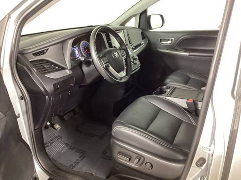 Used 2020 Toyota Sienna SE FWD image 28