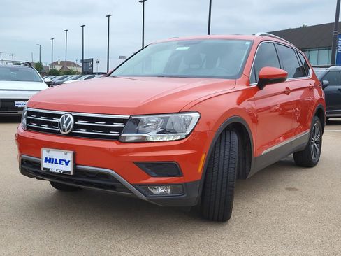 Used 2018 Volkswagen Tiguan SEL FWD image 2