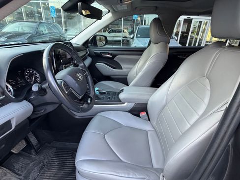Used 2020 Toyota Highlander XLE AWD/4WD image 6