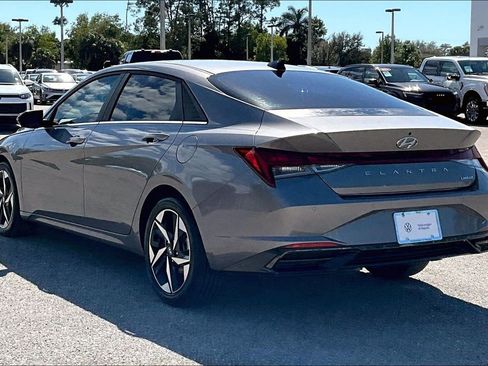 Used 2022 Hyundai Elantra Limited image 7