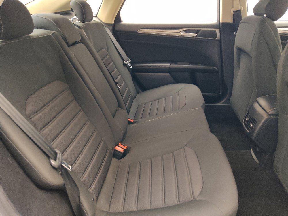 Used 2020 Ford Fusion SE FWD image 19