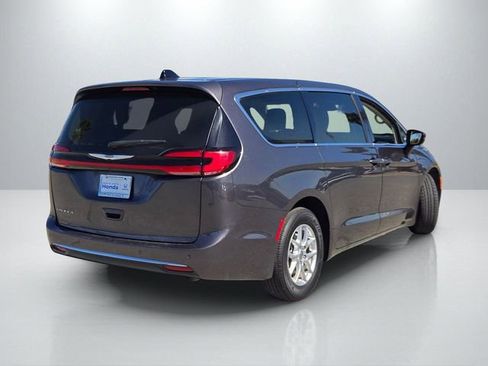 Used 2023 Chrysler Pacifica Touring-L image 4