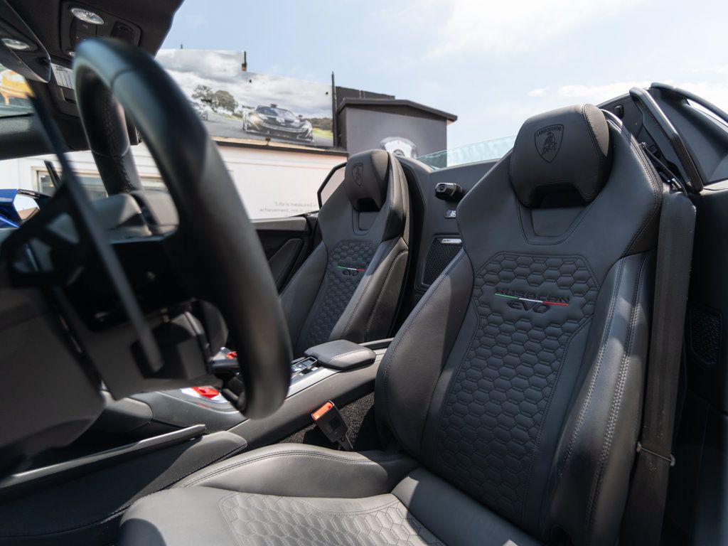Used 2023 Lamborghini Huracan EVO RWD image 15