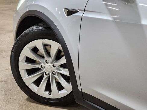Used 2018 Tesla Model X 75D image 23