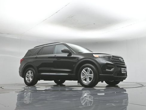 Used 2024 Ford Explorer XLT RWD image 4