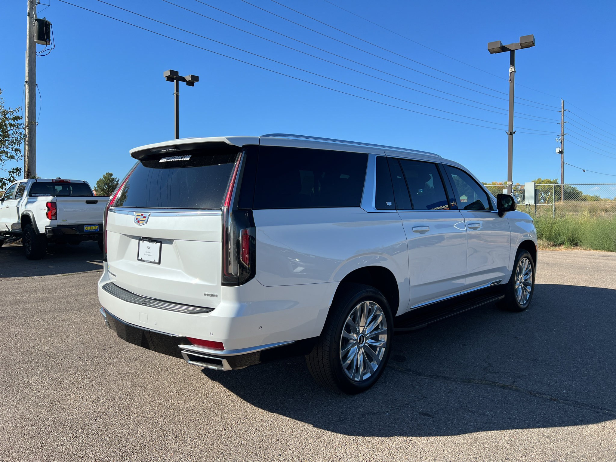 Used 2023 Cadillac Escalade ESV Premium Luxury AWD/4WD image 2