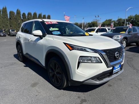 Used 2023 Nissan Rogue SV image 2
