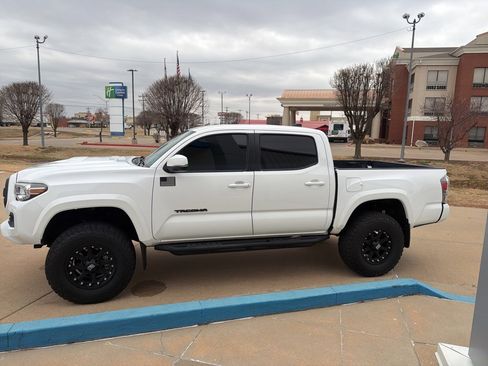Used 2020 Toyota Tacoma TRD Sport image 5