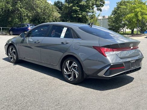 Certified 2025 Hyundai Elantra Limited FWD image 11
