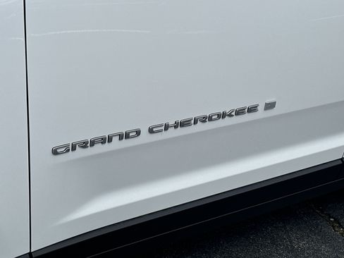 Used 2025 Jeep Grand Cherokee L Limited AWD/4WD image 14