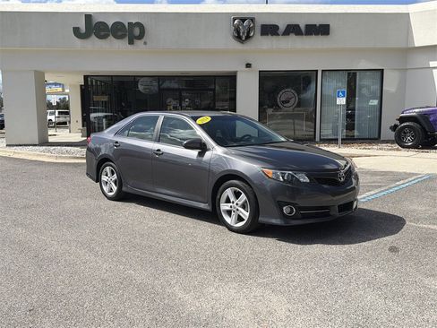 Used 2014 Toyota Camry SE image 2