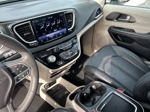 Used 2024 Chrysler Pacifica Touring-L image 31