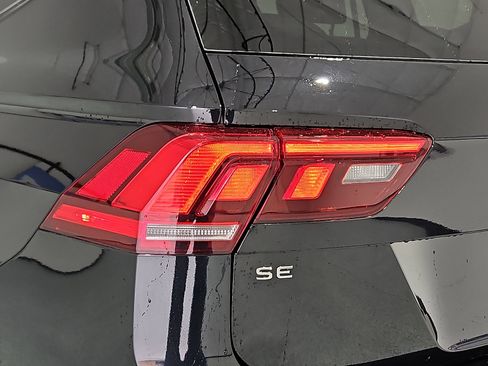 Certified 2024 Volkswagen Tiguan SE R-Line w/ MDO Package, Three-Row FWD image 7