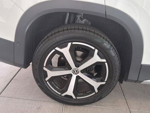 Certified 2025 Volkswagen Tiguan SE w/ Panoramic Sunroof Package image 11