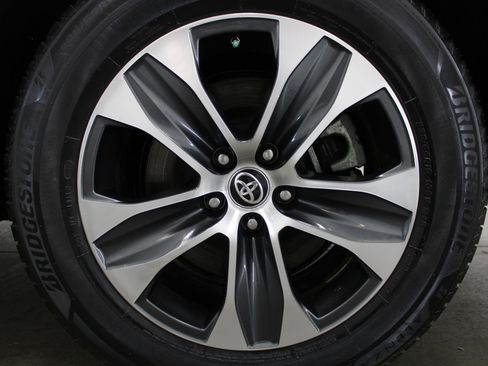 Used 2021 Toyota Highlander XLE image 9