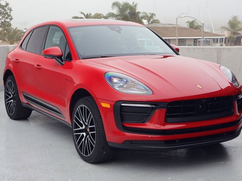 Certified 2025 Porsche Macan image 7