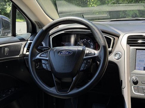 Used 2020 Ford Fusion SE FWD image 12