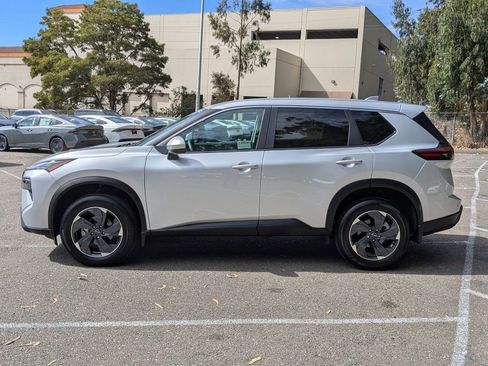 Certified 2025 Nissan Rogue SV FWD image 8