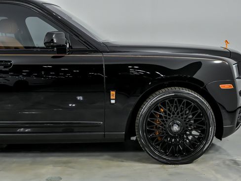Used 2022 Rolls-Royce Cullinan w/ Dark Exterior Package image 15