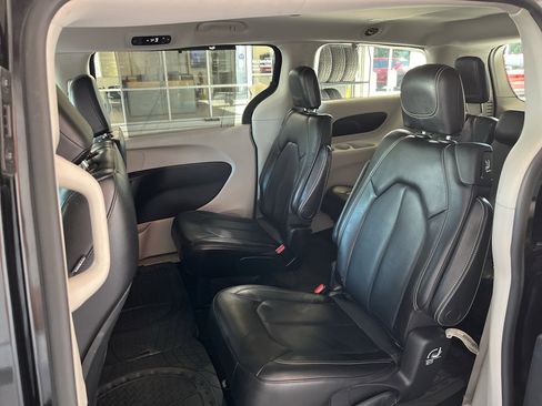 Used 2020 Chrysler Voyager Lxi FWD image 13