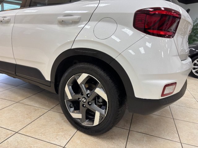 Used 2024 Hyundai Venue SEL FWD image 20