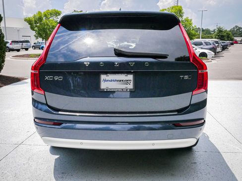 Used 2022 Volvo XC90 T5 Momentum w/ Climate Package AWD/4WD image 9