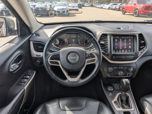 Used 2017 Jeep Cherokee Limited image 17
