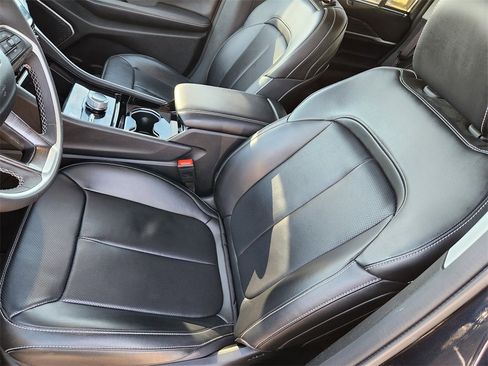 Used 2023 Jeep Grand Cherokee Limited w/ Luxury Tech Group II image 9