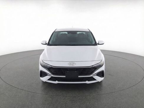 Used 2025 Hyundai Elantra SE w/ Cargo Package image 5