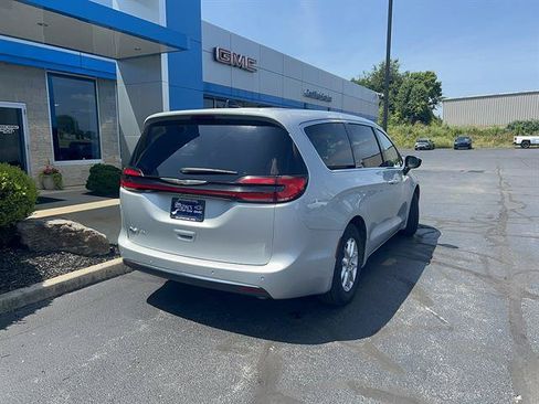 Used 2024 Chrysler Pacifica Touring-L FWD image 7