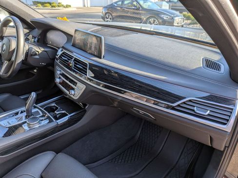 Used 2022 BMW 740i xDrive w/ M Sport Package AWD/4WD image 41