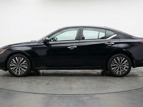 Used 2025 Nissan Altima 2.5 SV image 5