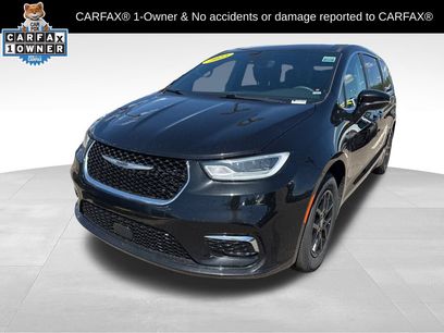 Used 2025 Chrysler Pacifica Select