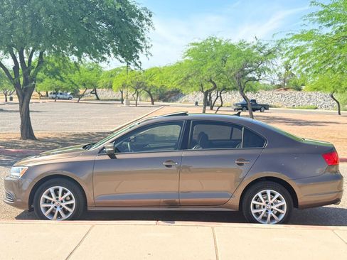 Used 2011 Volkswagen Jetta SE FWD image 2