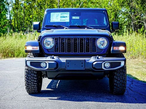 New 2025 Jeep Gladiator Sport image 5