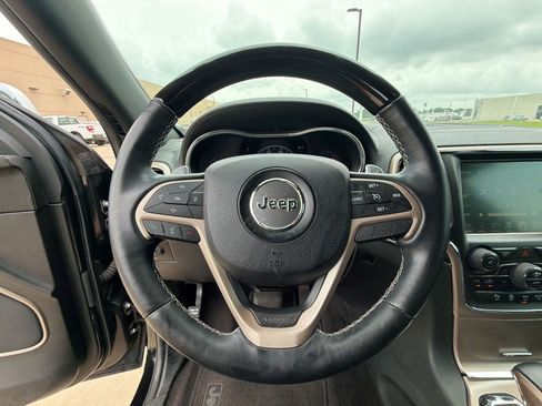 Used 2017 Jeep Grand Cherokee Overland RWD image 16