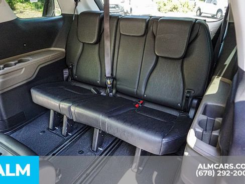 Used 2025 Kia Carnival FWD image 21