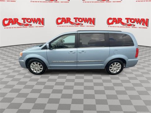 Used 2013 Chrysler Town & Country Touring image 5