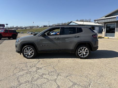Used 2023 Jeep Compass Latitude w/ Sun and Sound Group AWD/4WD image 2