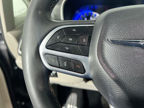Used 2023 Chrysler Pacifica Touring-L FWD image 16