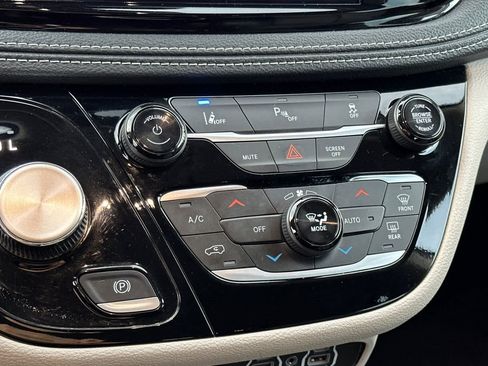 Used 2024 Chrysler Pacifica Select image 22