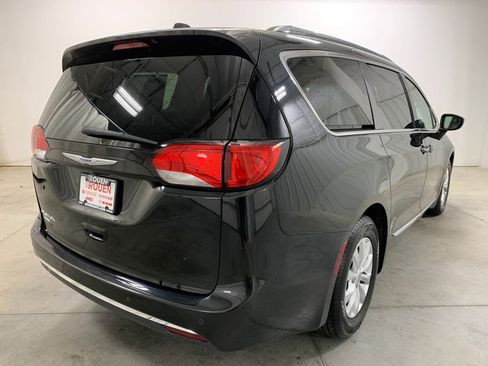 Used 2018 Chrysler Pacifica Touring-L FWD image 9
