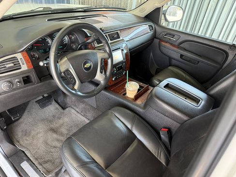 Used 2014 Chevrolet Suburban LTZ RWD image 13