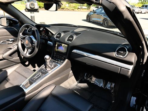 Used 2017 Porsche 718 Boxster RWD image 34