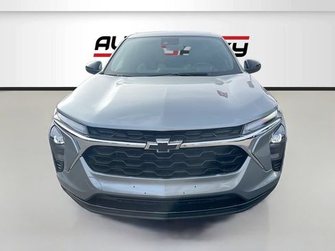 Used 2024 Chevrolet Trax RS FWD image 2