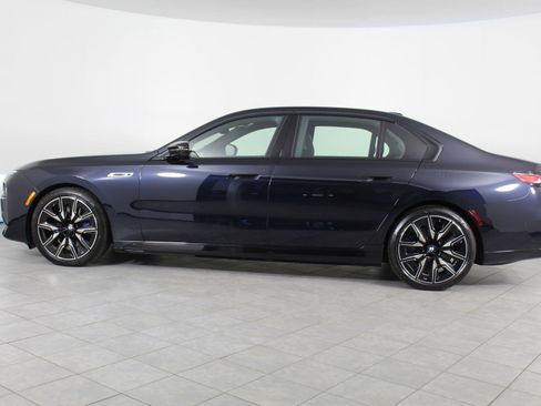 Used 2026 BMW i7 M70 w/ Premium Package image 2