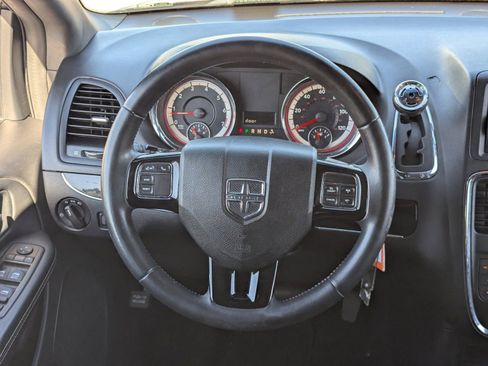 Used 2016 Dodge Grand Caravan SE FWD image 19