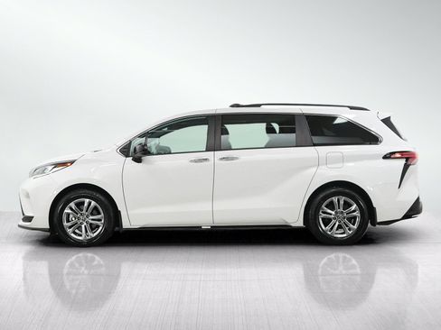 Used 2023 Toyota Sienna XSE AWD/4WD image 2