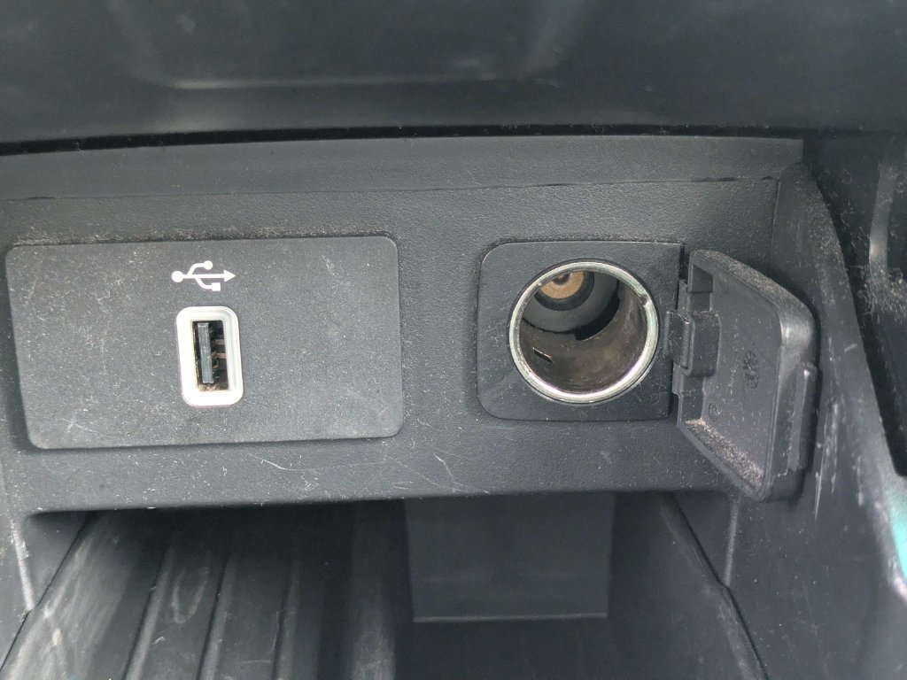 Used 2017 Ford Explorer XLT w/ Equipment Group 202A FWD image 23