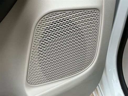 Used 2017 Chrysler Pacifica Touring-L w/ Tire & Wheel Group image 25